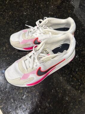 Nike air solo max- women’s 9.5